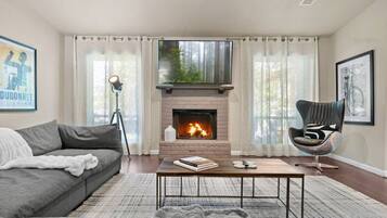 Smart TV, chimenea, libros y estéreo