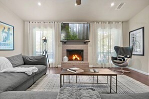 Smart-TV, peis, bøker og stereoanlegg