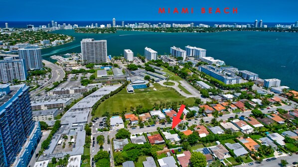 Vue aérienne de Miami Beach, avec ses immeubles de grande hauteur, son port de plaisance et un mélange de zones résidentielles et commerciales.