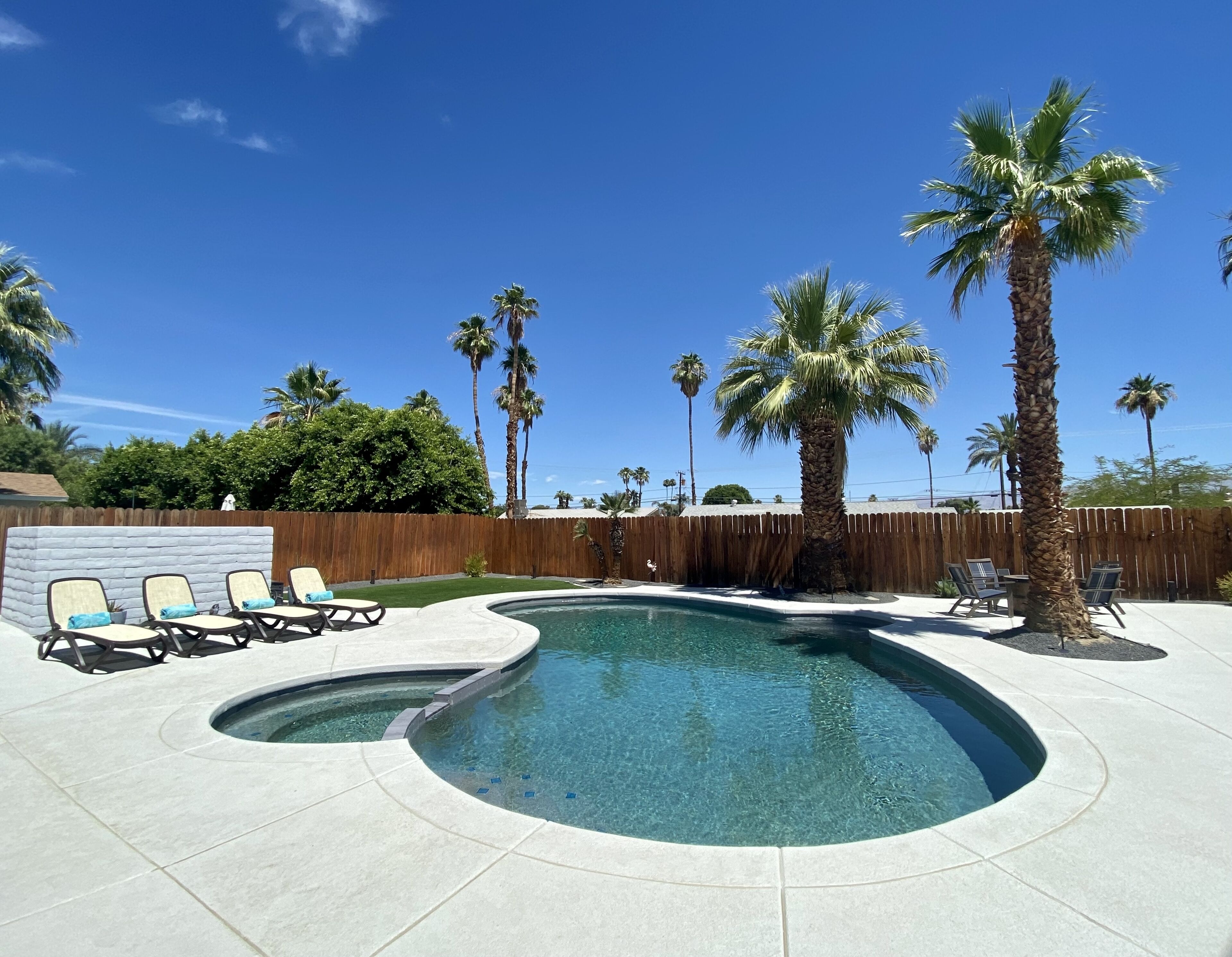 Cozy retreat with private pool in the heart of the desert