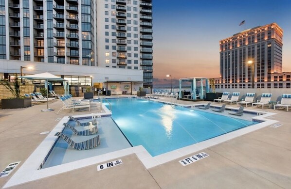 Outdoor pool - Buckhead 1 bedroom condo (Atlanta)