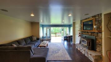 Téléviseur, foyer, livres