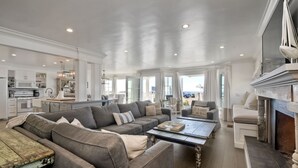 Living area - Luxury Beachfront, Private Patio, Fire Pit, BBQ (Carlsbad)