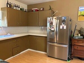 Refrigerador, lavavajillas, comedor y isla de cocina