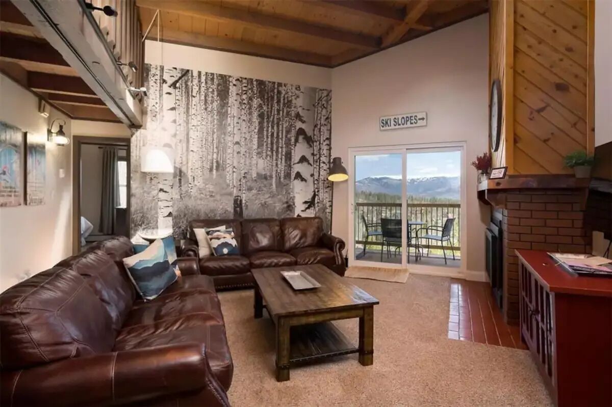 2bd/ba + Loft Condo with mountain view, trails, clubhouse with pool & hot tubs!