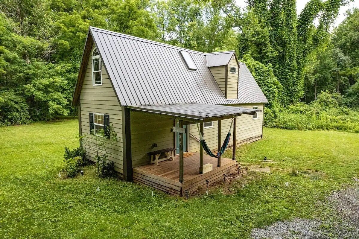 3mi to Liberty, Unique Cabin in City Center