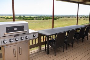 Outdoor dining - Relaxing Rural Family Home with a great outdoor experience (Woodward)