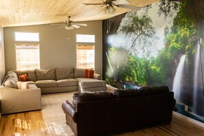 Smart TV, DVD player, books - Relaxing Rural Family Home with a great outdoor experience (Woodward)