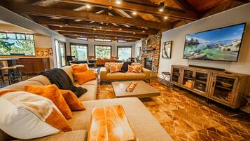 Smart TV, fireplace, music library, stereo