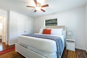 4 bedrooms, desk, iron/ironing board, WiFi - "Stadium Oasis" - A quick walk to the stadiums! (Arlington)