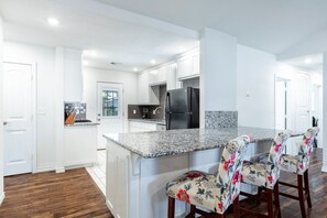 Fridge, microwave, oven, stovetop - "Stadium Oasis" - A quick walk to the stadiums! (Arlington)