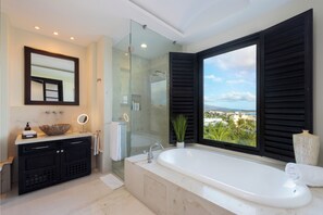 Badewanne, Whirlpool, Haartrockner, Handtücher