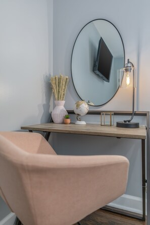 2 habitaciones, escritorio, tabla de planchar con plancha y wifi gratis