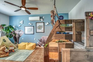 4 bedrooms, desk, iron/ironing board, travel cot - Near Scottsdale IMPRESSIVE 4bd room home large lot with temp controlled pool  (Pheonix)