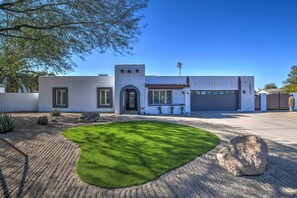 Exterior - Near Scottsdale IMPRESSIVE 4bd room home large lot with temp controlled pool  (Pheonix)