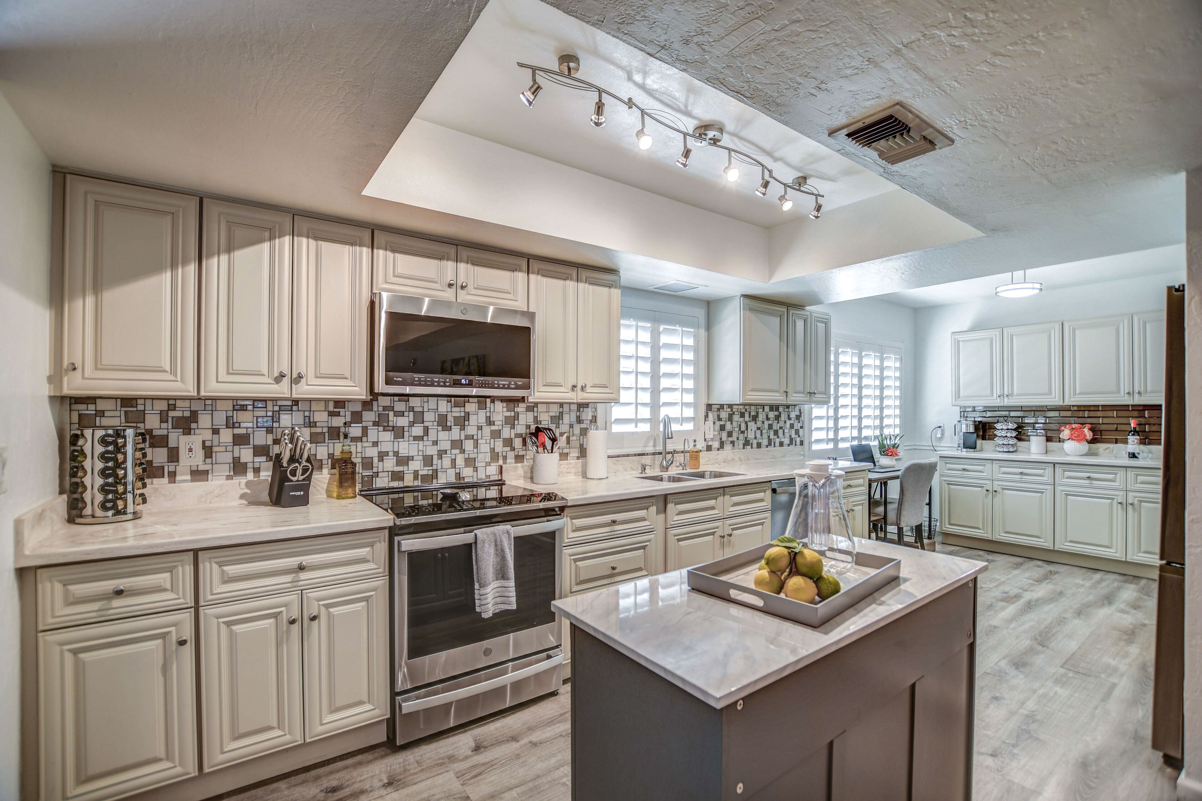 Jääkaappi, mikroaaltouuni, uuni, liesi