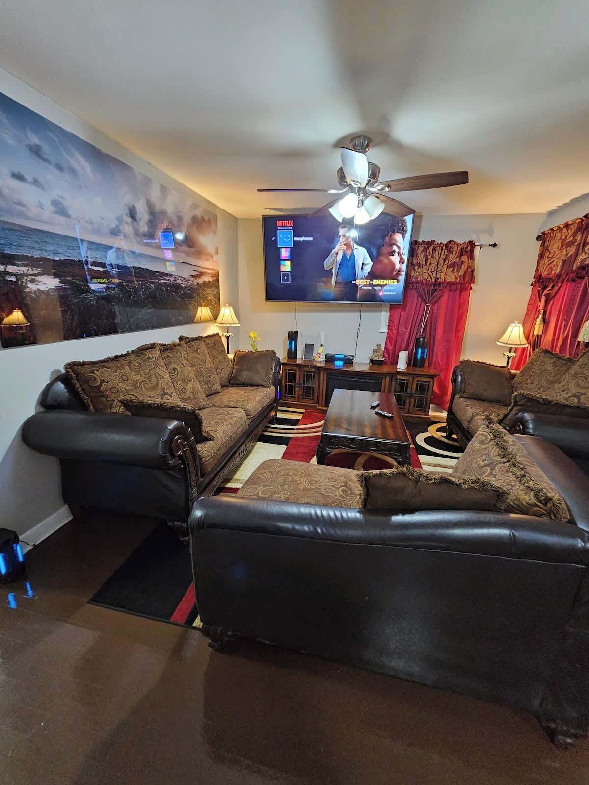 Una Smart TV, una chimenea, libros