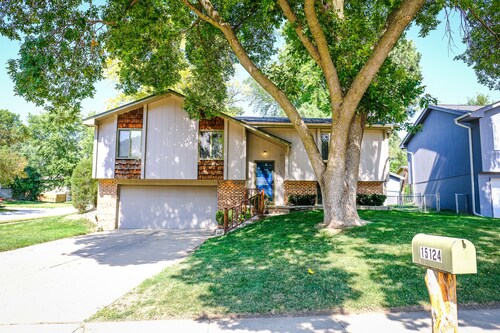 Modern 3BR West Omaha, Garage, Fenced Yard, EV Charger, W/D, Pet-Friendly