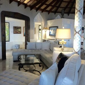 Smart TV, books, stereo - Villa Alhambra with 5 Bedrooms Ensuite and Daily Maid Service (St. Thomas)