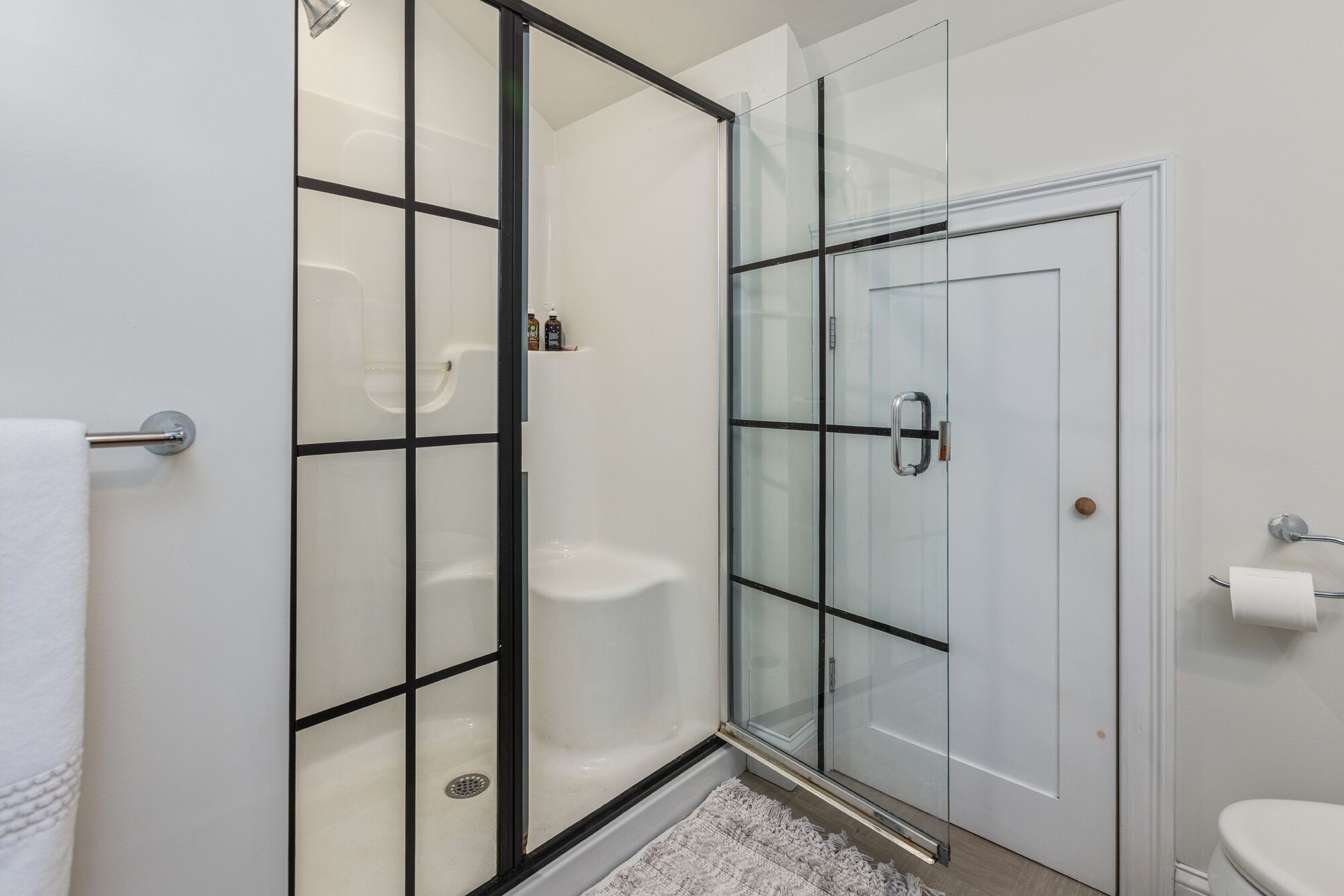 Een douche, een haardroger, handdoeken, zeep