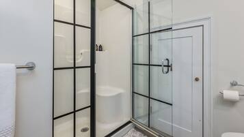 Een douche, een haardroger, handdoeken, zeep