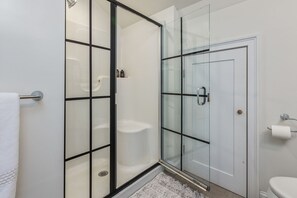 Shower, hair dryer, towels, soap - Spacious suite - close to everything + backyard
10 min to Portsmouth +Ogunquit (York)
