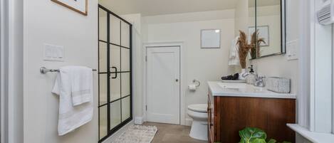 Douche, sèche-cheveux, serviettes fournies, savon