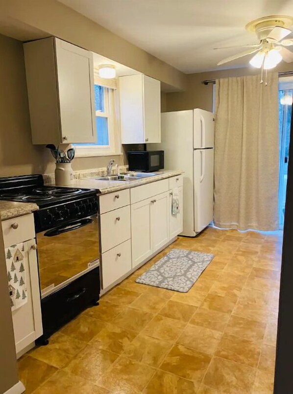 ثلاجة، ميكروويف، فرن، موقد طهي مسطح