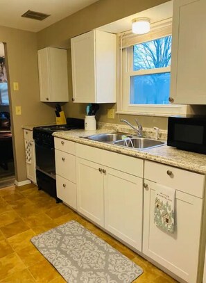 ثلاجة، ميكروويف، فرن، موقد طهي مسطح