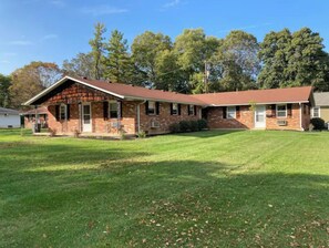 Exterior - #70 Heart of Downtown Bellbrook💜💛 (Bellbrook)