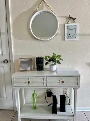 Dusj, hårføner, håndklær og såpe