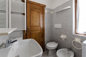 Bathtub, hair dryer, towels