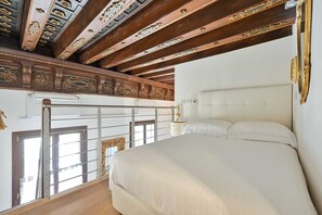 2 bedrooms, iron/ironing board, free WiFi, bed sheets - Quiet Open-Space in Historic Palazzo steps from San Marco (Venecia)