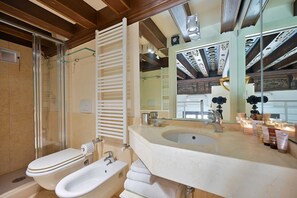 Doccia, asciugacapelli, asciugamani, shampoo