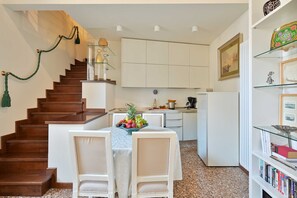 Frigorifero, microonde, lavastoviglie, macchina per tè/caffè