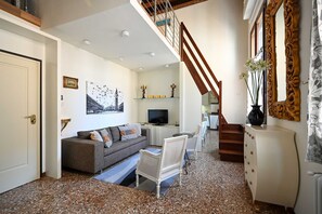 TV - Quiet Open-Space in Historic Palazzo steps from San Marco (Venecia)
