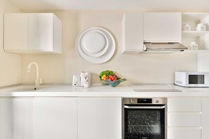 Kühlschrank, Mikrowelle, Ofen, Geschirrspüler