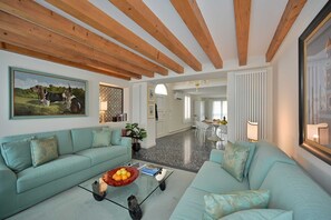 TV - Contemporary Style Villa with Canal View in Dorsoduro (Venecia)