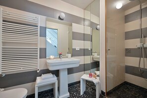 Bathtub, hair dryer, towels, shampoo