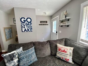 スマートテレビ、テーブルサッカー台、書庫