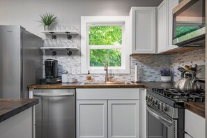 冷蔵庫、電子レンジ、オーブン、コンロ