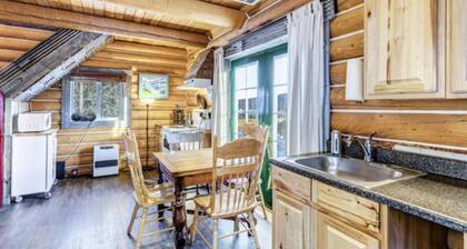 Log Cabin with Amazing Mountain & Lake Views (allergy-friendly)