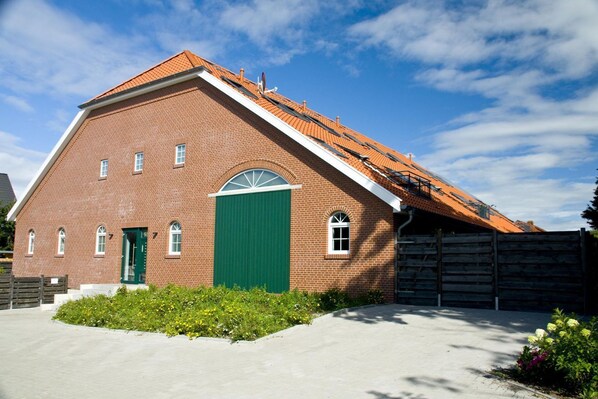 Unclassified image, 1 of 29, button