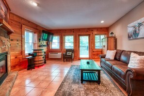 Smart TV, fireplace, books - Amazing location, Indoor and Outdoor Pools (Pigeon Forge)