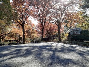 Property grounds - Cottage # 9 - Lakeview One Bedroom Pet Friendly (Hot Springs)