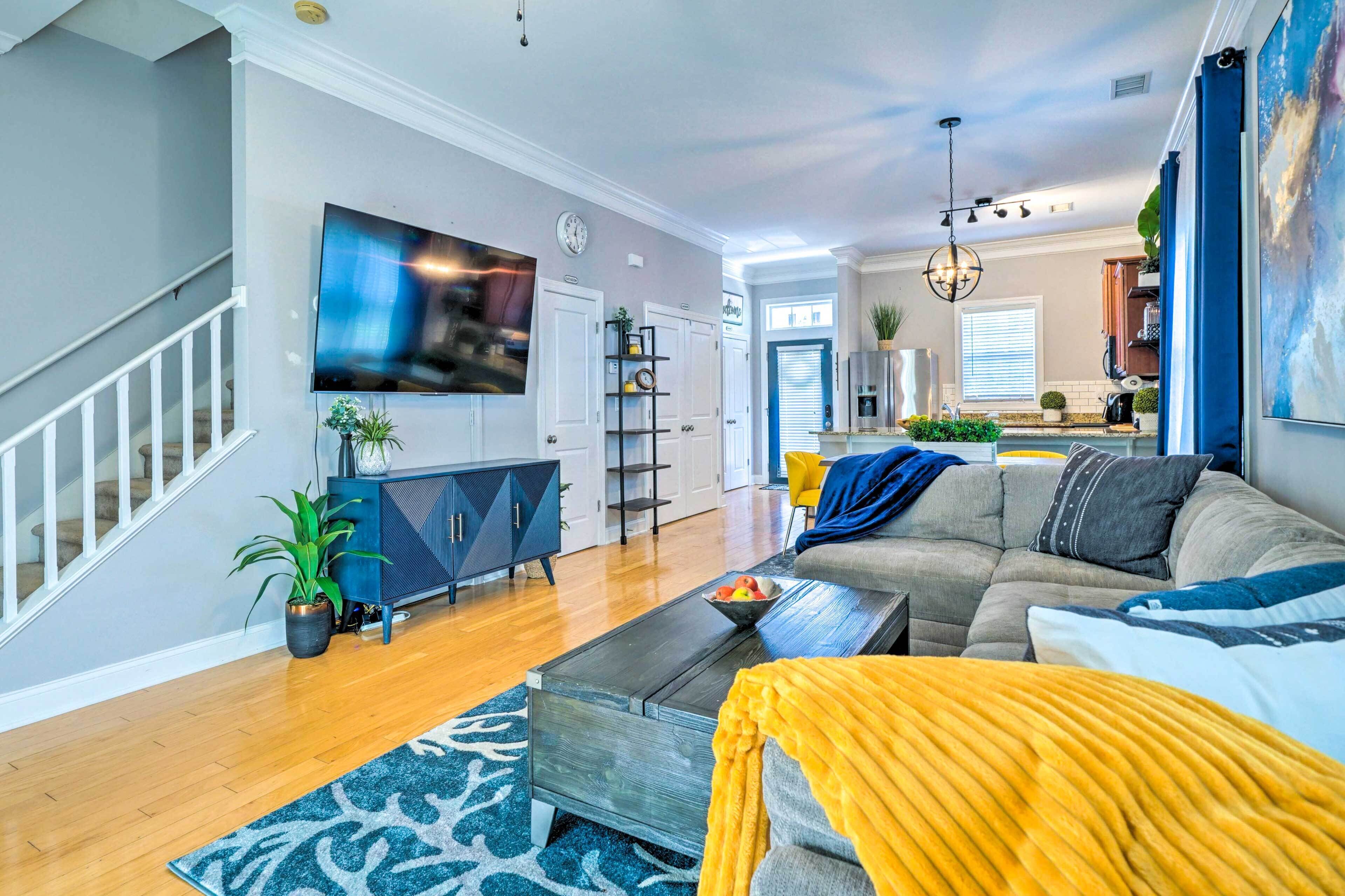 Vibrant Pet-Friendly Townhome w/ Smart TVs!