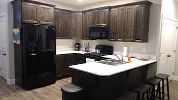 KylskÄp, mikrovÄgsugn, ugn och spishÀll