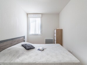 2 habitaciones, tabla de planchar con plancha y cuna de viaje 