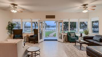 Smart-tv, eldstad, bordsfotboll och ett bordtennisbord