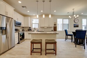 Fridge, microwave, stovetop, dishwasher - 1 Mi to Intel Campus! Chandler Townhome w/ Pools (Chandler)